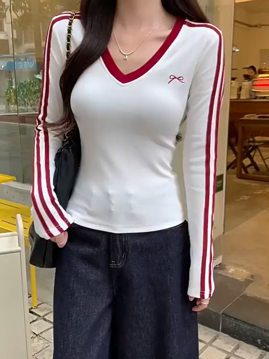 Kaos lengan panjang V-neck slim fit bergaris merah untuk wanita