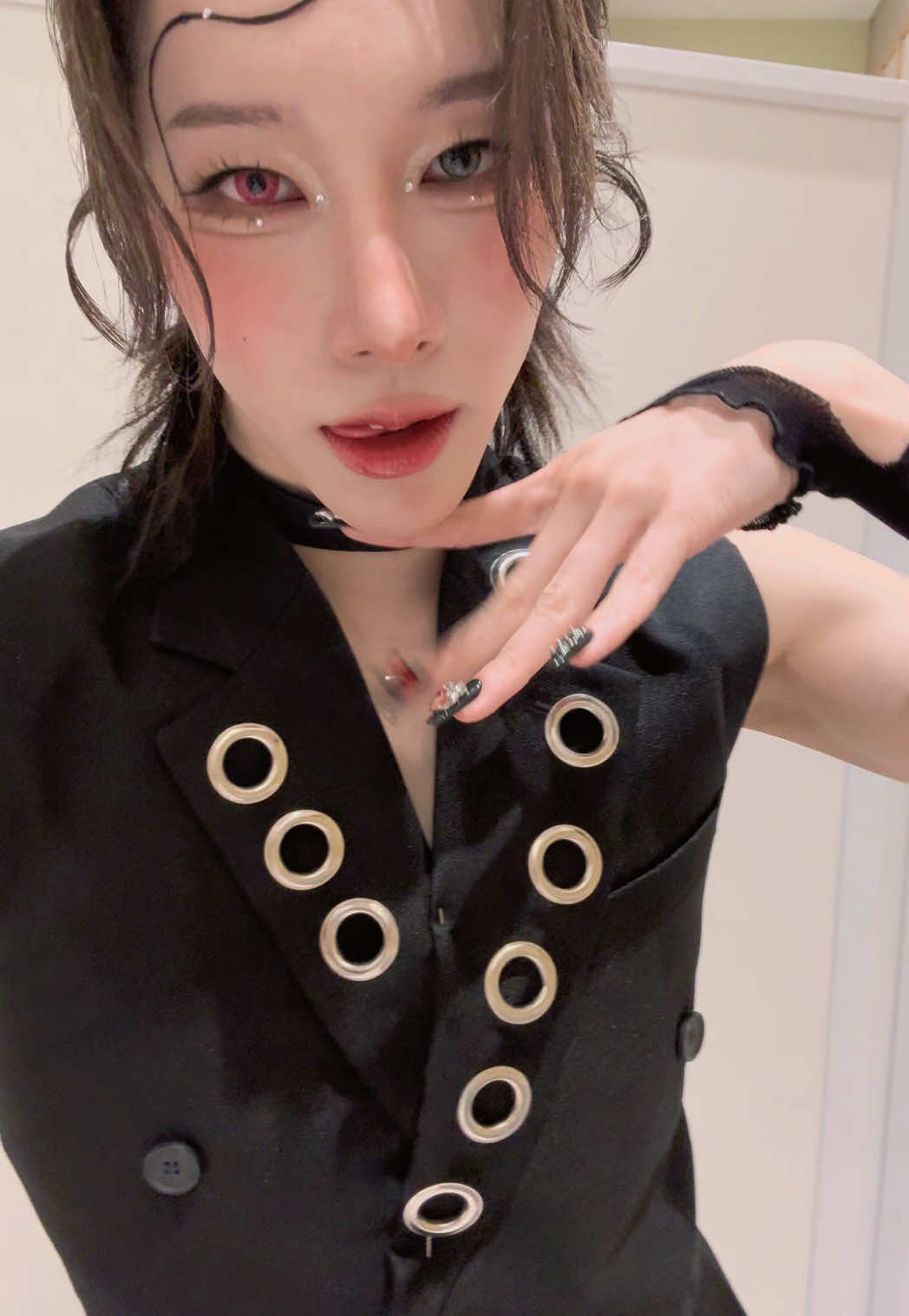 해석: 니가 날 얼마나 사랑하는지 다 봤다 그러니 얼굴공격을 할것이다 넌 분명 좋아하겠지? 정확하단다 루이야 解读 我看到了你有多爱我。 所以我要发动脸部攻击！ 你肯定会喜欢的吧？ 没错，RUI。 ⸻ Rui Language Interpretation I saw just how much you love me. So I’m going to launch a face attack! You’ll definitely like it, right? That’s right, Rui. #엑스러브 #XLOV #루이 #RUI 