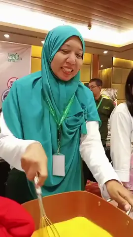 Setelah aktivitas harian masak masak lanjut olahraga baru deh terasa capeknya untung aku selalu sedia hot in spray yang beguna mengatasi rasa lelah , pegal pada otot setelah aktivitas harian. Hot in Spray hadir dalam.bentok.semprot yang praktis digunakan tinggal semprot dan cepat meresap ke kulit , sensasi panasnya mantap untuk redakan nyeri dan membuat otot lebih rilek so sediakan selalu ya  #RedaNyeri #HotIn hotSpray #AntiPegel #Antinyerisendi #AntiNyeriOtot   @hotincream.idn 