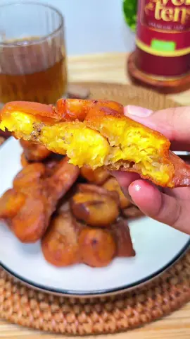 Resep 👇 Bahan satu : - 3 pisang tanduk - 2 sdm madu Bahan dua ( adonan ) :  - 6 sdm tepung terigu  - 1 sdm tepung beras  - 1 sdm tepung tapioka - 1 sdm tepung maizena - 2 sdm margarin cair - 2 sdm gula aren  - 3 sdm madu  - 2 sdm wijen  - 1/4 sdt baking powder  - 1/2 sdt garam  - 1/2 sachet vanili bubuk - 90 ml air es batu  Cara buat ada di video ya gaes, kalau masih ada yg belum jelas boleh tanyakan saja di komen 🥰🙏 #ByTens#TehHipertensi#ByeHipertensi#pisanggoreng # #pisanggorengmadu