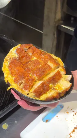 神戸で人気のカツ丼店が東京に上陸！【七兵衛：高田馬場】 厚切りの揚げたて豚肉をとろとろの半熟玉子でとじたカツ丼🍳 肉厚ジューシーなお肉は、甘めのダシがしみててご飯が進む🤤🍚 #カツ丼 #東京グルメ #大盛り