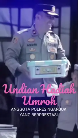 Kapolres Nganjuk Berangkatkan Anggota Umroh sebagai Bentuk Reward Nganjuk - Kapolres Nganjuk AKBP Henri Noveri Santoso, S.H., S.I.K., M.M., memberikan reward berupa hadiah perjalanan umroh ke Tanah Suci Mekkah kepada anggota berprestasi. Kali ini, Brigadir Shinta dari Seksi Umum (Sium) Polres Nganjuk terpilih melalui undian dari 128 personel yang dinilai berprestasi di bidang masing-masing. Pengundian dilakukan secara terbuka saat apel jam pimpinan di lapangan apel Polres Nganjuk, Selasa (16/9/2025). Reward ini merupakan bentuk apresiasi pimpinan terhadap dedikasi personel yang telah menunjukkan kinerja terbaik, mulai dari bidang administrasi, harkamtibmas, pengungkapan kasus, hingga inovasi-inovasi lain yang bermanfaat bagi organisasi. Kapolres Nganjuk AKBP Henri Noveri Santoso dalam amanatnya menyampaikan bahwa pemberian hadiah ini akan dilaksanakan secara rutin setiap dua bulan sekali. 