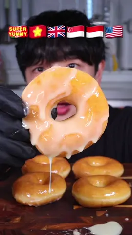 Krispy Kreme Doughnuts🍩 #mukbang #asmrfood #tiktokfood #doughnut 
