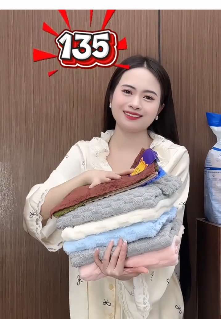 Mấy tình iu thử ngay khăn tắm này nha, lau giống bé Tự nè, thấm hút nước tốt lắm í