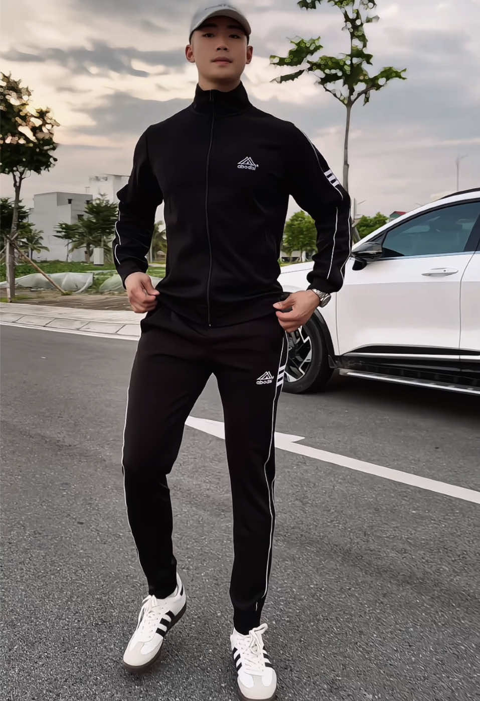 Vải nỉ 2 da không xù ae cho quay máy giặt thoải mái nhé, quần và áo đều có túi khoá 2 bên, đầu mùa rẻ luôn ae #bothethao #bothethaokhoakeo #boninam #dothethao #kiemtrainghiem 