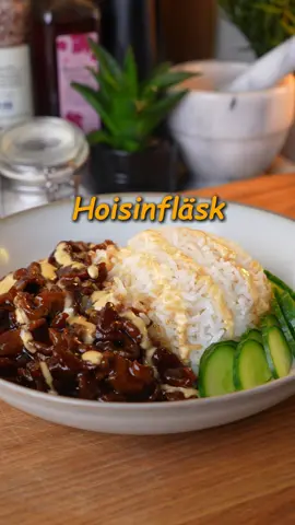 Vardagsräddare | Hoisinfläsk Recept! Om ni ska laga detta, skippa inte chilimajonnäsen!  Hoisinsås 3 matskedar farinsocker, inte strö som jag använder i videon. (Hade inget annat)  3 matskedar kikkoman japansk soja 1 matsked hoisinsås 1 matsked risvinäger 3 vitlöksklyftor, rivna (Ibland bryr jag mig inte ens om vitlöken, ingefäran tar över mycket ändå. 1-2 tesked riven ingefära (Justera mängd ingefära/vitlök efter din preferens, smaka av såsen) 1 matsked majsstärkelse 1,25 dl kallt vatten Protein: 500 g fläskkarre (kan även ersättas med kyckling, nötkött eller tofu) 1 tesked salt till köttet. (eller efter smak) Olja för stekning Chilimajonnäs: 100 g hemmagjord majonnäs (om du ska köpa färdig rekommenderar jag amerikansk, gärna Heinz. 2 teskedar kikkoman japansk soja (måste vara kikkoman)  2 1/2 tesked sriracha 1 tesked risvinäger 1 tesked socker (Gör gärna dubbel sats) Om såsen är för intensiv, lägg till mer majo,  Instruktioner: Blanda noggrant alla ingredienser till hoisinsåsen och ställ undan i kylen.  Gör sedan samma med ingredienserna till chilimajonnäsen i en såsflaska och ställ i kylen.  Förbered köttet: Skiva fläskkarren i tunna skivor. Detta blir lättare om du fryser in köttbiten en timme innan du ska skära. Om du inte får den så tunt, kan du skära upp den i mindre bitar istället. Det är viktigt för texturen att det inte blir för tjocka bitar.  Ibland skär jag upp den lite mer efter jag stekt den.  Salta köttet precis innan det ska stekas. Stek köttet: Hetta upp en stekpanna på hög värme och tillsätt en skvätt rapsolja. Stek köttet tills det får en gyllenbrun yta och är genomstekt.  Sänk värmen till låg/medel. Tillsätt såsen: Rör om hoisinsåsen ordentligt då majsstärkelse lagt sig i botten.  Häll sedan ner den i pannan med köttet och låt den reducera i några minuter, eller tills den får en klibbig och glansig konsistens. Servera: Servera tillsammans med ris, chilimajonnäsen och valfria grönsaker (salladslök rekommenderas). #FoodTok 