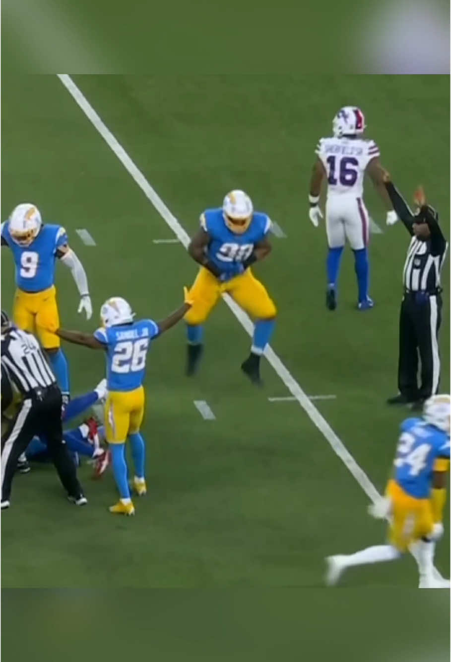 Funny moments in the NFL#nfl #americanfootball #BOOM #nflemotionalmoments #nflfootball #footballemotions #fypシ #footballtiktok #football #foryou #fyp #usa