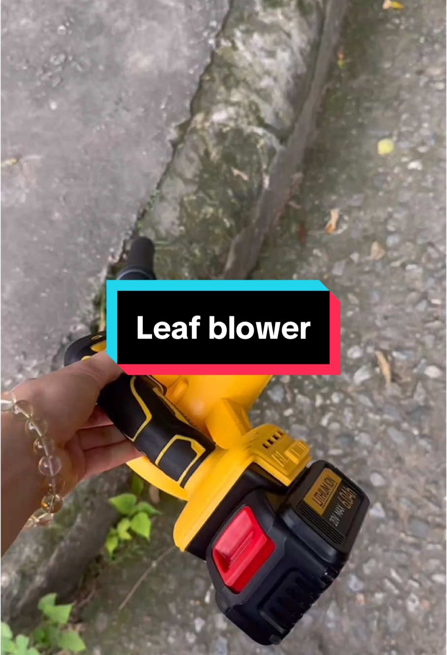 The best mini blower with lots ofmultipurpose power as it can be used as avacuum cleaner l also recommend it is worth it is compatible with dewalt batteries.#parati #tiktok #viral #ventas #blower#limpieza #trabajo #work#dealsforyoudays