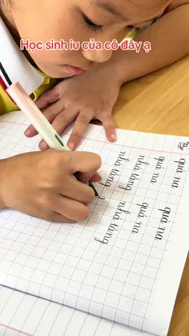 👉 “Là giáo viên, mình luôn muốn tìm một cây bút giúp học sinh luyện chữ dễ hơn. Và HTM2 chính là lựa chọn phù hợp: viết êm, nét thanh đậm rõ, hỗ trợ rèn chữ cực tốt. Đây là video học sinh thử viết, các bạn cùng xem.”#butthanhdam #butlop1 #but