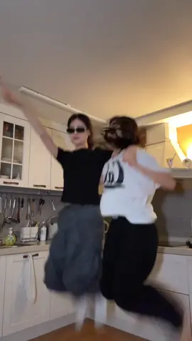 누가 더 잘뛰나요!?😜 Who’s the better jumper?😝 #kimkimsis_ #dance #OOTD #style #reels  