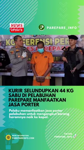Parepare - Kurir berinisial AA (33) ditangkap usai kedapatan membawa 44 kilogram sabu di Pelabuhan Nusantara Parepare, Sulawesi Selatan (Sulsel). Pelaku memanfaatkan jasa porter pelabuhan untuk mengangkut barang haramnya naik ke kapal. “Waktu naik di pelabuhan Samarinda dia minta bantuan buruh pelabuhan, porter. (Pas turun) Pakai buruh juga, dibawa pakai gerobak,” ujar Kasat Narkoba Polres Parepare Iptu Tarmizi kepada detikSulsel, Kamis (18/9/2025). Tarmizi mengatakan penyelundupan narkoba itu awalnya diketahui dari informasi masyarakat. Pelaku sudah diintai beberapa hari sebelum berangkat ke Parepare. Beberapa hari sebelumnya (sudah dapat info). Iya (info dari masyarakat). (Dia naik kapal) Seperti penumpang biasa,” bebernya. Saat akan ditangkap, Tarmizi menyebut pelaku sempat ingin melarikan diri. Namun setelah ditangkap pelaku disebut kooperatif dan mengakui perbuatannya. “Pelaku kooperatif, mengakui perbuatannya. Sempat ingin melarikan diri namun diamankan langsung oleh anggota,” katanya Diberitakan sebelumnya, kurir itu ditangkap di Pelabuhan Nusantara Parepare pada Jumat (5/9) sekitar pukul 10.00 Wita. Polisi juga melakukan pengembangan dengan mengejar pria inisial AS yang memerintahkan AA dan melarikan diri ke Samarinda. “Yang bersangkutan (AA) diperintah oleh lelaki AS. Setelah dilakukan pengembangan oleh anggota ke Kalimantan Timur, kita belum mendapatkan lelaki AS tersebut karena sudah melarikan diri,” ungkap Kapolres Parepare AKBP Indra Waspada Yuda saat konferensi pers di Halaman Polres Parepare, Kamis (18/9). Pelaku dan barang bukti dua karung sabu itu pun diamankan di Polsek KPN untuk pemeriksaan lebih lanjut. Setelah diperiksa, dua karung dengan 44 bungkus teh Cina itu terbukti sabu. “Dari hasil pemeriksaan ternyata 44 bungkusan teh cina ini, setelah melalui uji laboratorium forensik dinyatakan positif metafetamin dengan berat total sebanyak 43.928 gram atau hampir 44 kilogram,” jelasnya.