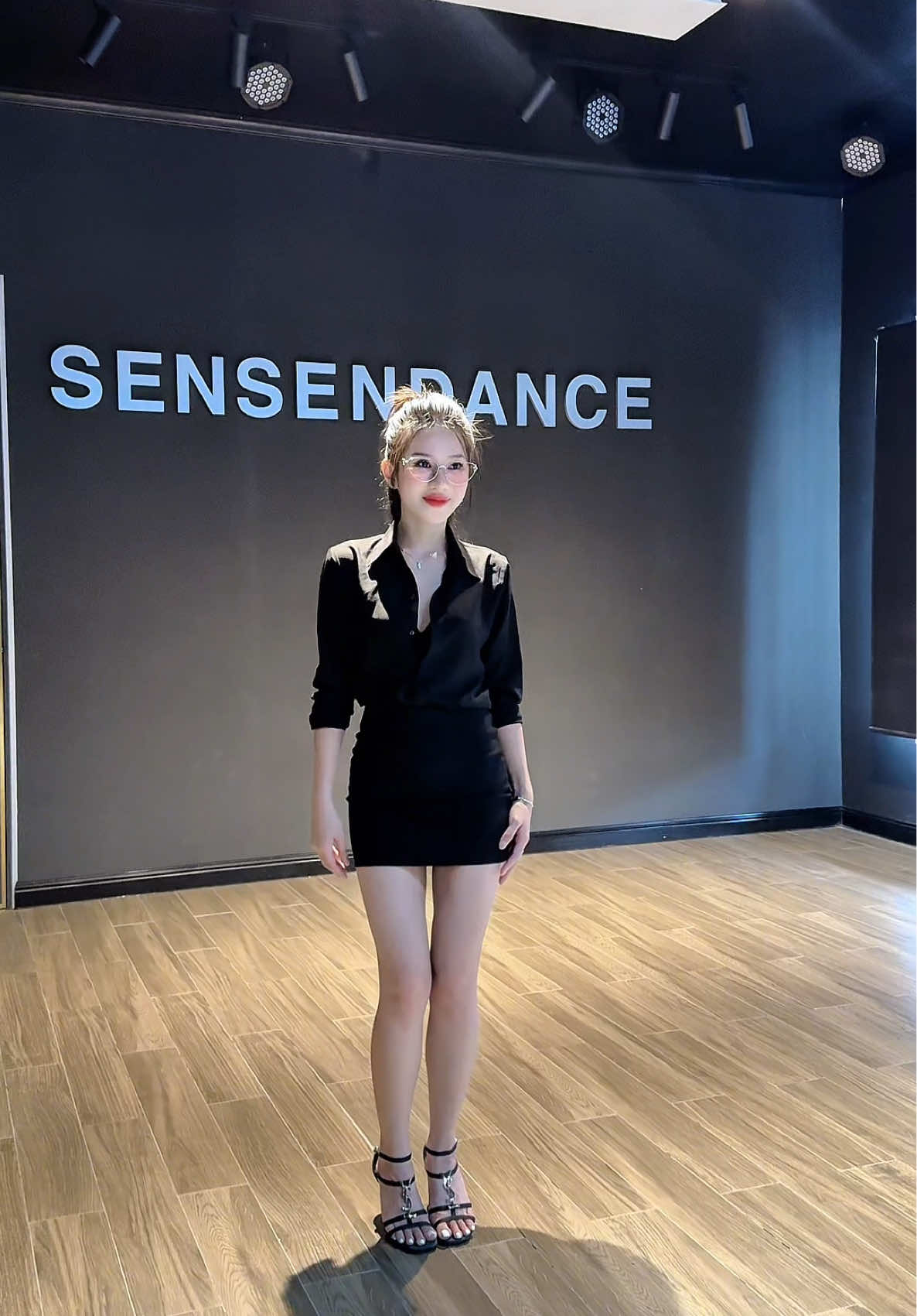 Cô bé công sở lấn sân qua làm dancer 🤭🤭 #xh #nguyenny #dancebar #trending 