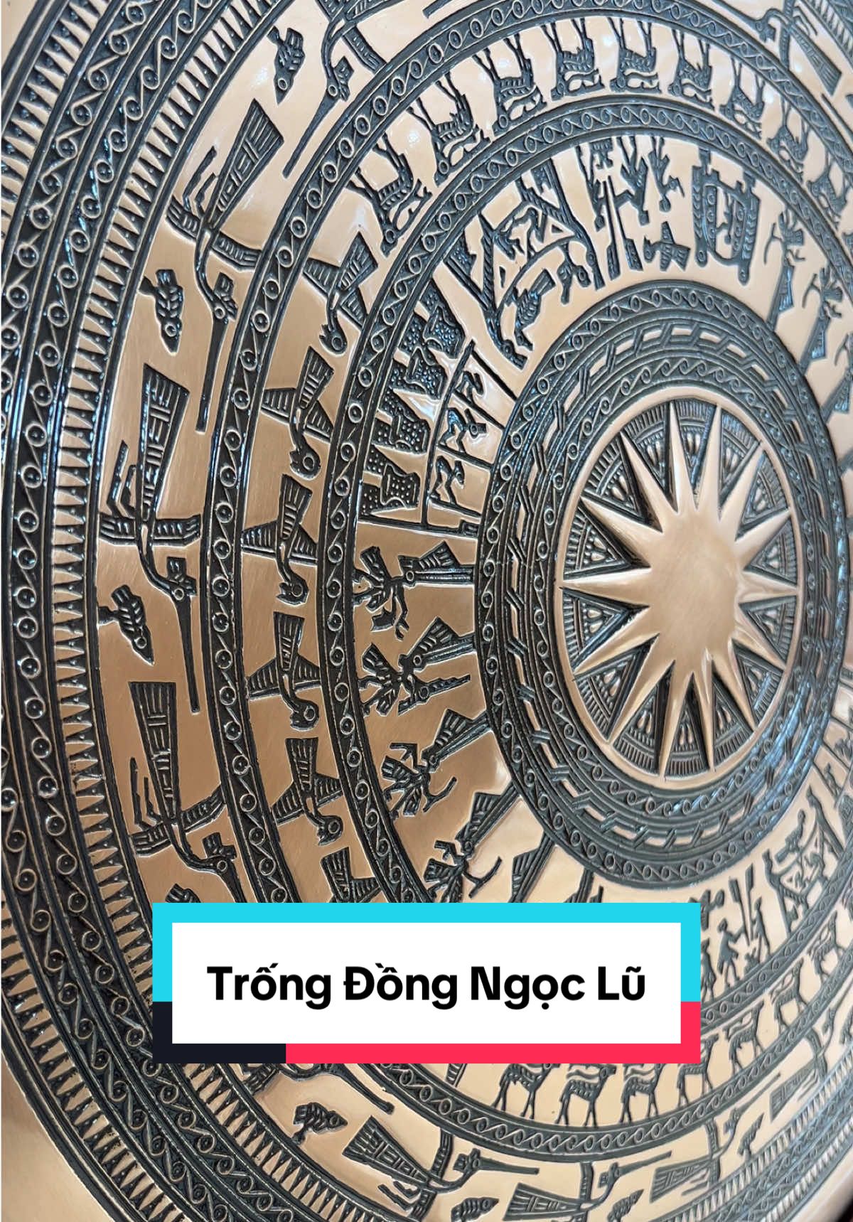 🪘Trống đồng Ngọc Lũ – quốc bảo nghìn năm, minh chứng rực rỡ cho văn minh Đông Sơn. Với hoa văn tinh xảo, khắc họa đời sống và tín ngưỡng người Việt cổ, Ngọc Lũ không chỉ là nhạc khí linh thiêng mà còn là biểu tượng hồn thiêng sông núi, niềm tự hào văn hóa dân tộc ❤️‍🔥 #DongMyNgheQuangGia #trongdongdongson #vanhoaViet #langngheDaiBai #thucong 