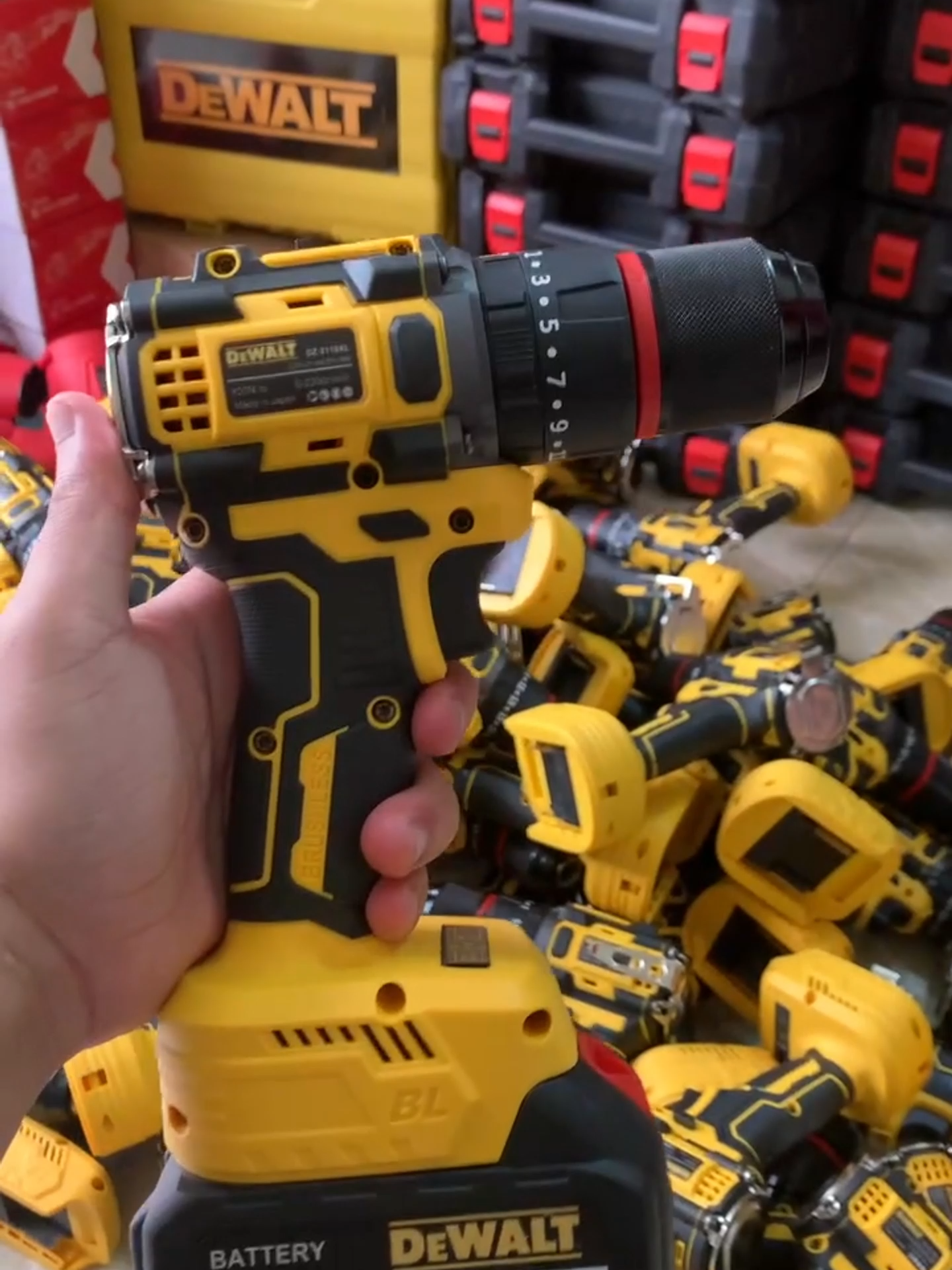 Máy khoan pin dewalt 13li lực siết 100N.m động cơ không chổi than , máy khoan pin 3 chức năng tường-vít- búa #maykhoanpindewalt13mm #maykhoanpindewalt3chucnang #kythuat #xuhuongtiktok #khohangcongtrinh