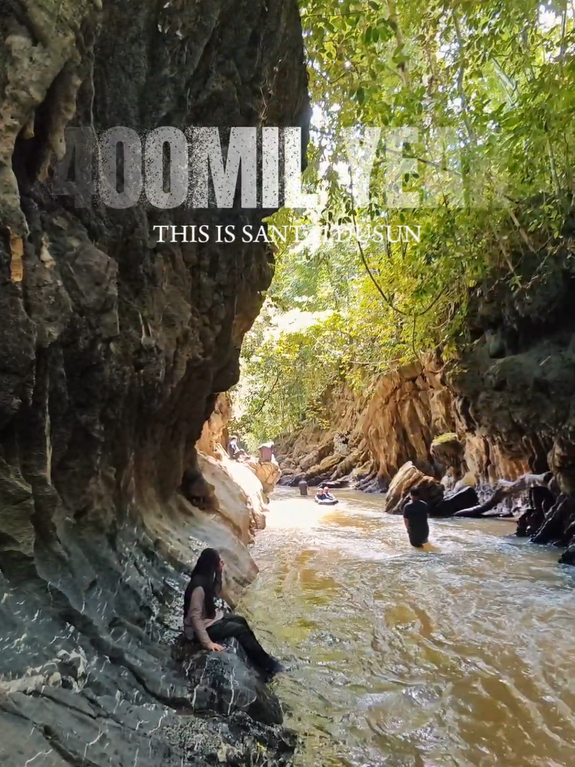 Tebing sungai yang berbatu unik dan usianya melebihi 400 juta tahun? Ya ini adalah info bukan SDC claim. Tapi hasil dari kajian beberapa geologist ke sini.. Water tubing di sini menyusur disepanjang tebing purba ini. Pembentukan batu kapur. Marble jelas kelihatan di sepanjang sungai di dalam campsite ni! Hayati pengalaman dan alam semula jadi yang berbeza di sini! Apa lagi. Jom booking slot. Selling fast! Boleh terus ke website escabee.com. Link ada di bio TT untuk tempahan lot. #santaidusuncampsite #santaidusun #pengkalanhulu #campsiteperak #campingmalaysia 