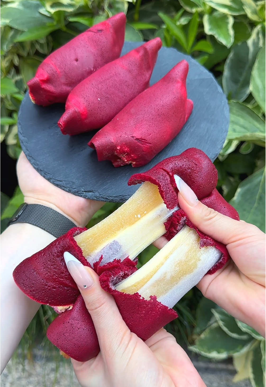 もちもちのお餅が隠れたまるごと焼き芋あんまき🍠 一枚ずつ手焼きした焼き芋色の生地で芋生クリームと芋餡、芋けんぴ、羽二重もちを包んだ秋にぴったりのあんまき！ 1つ1つが大きめサイズだから1個食べたらお腹いっぱいなるくらいボリュームも満点🍠🍠 9/17(水)〜9/23(火)の期間、新宿高島屋で開催中のイベント「むにぐるめ･ゆうとグルメ･はらぺこグルメ日記のグルメフェス」に出展していて、東京でもここのあんまきを食べることができた！ ㅤㅤㅤㅤㅤㅤㅤㅤㅤㅤㅤㅤㅤ 📍大阪「あんまき堂 和果」 #東京グルメ #新宿グルメ #大阪グルメ #mochi #japanesefood 