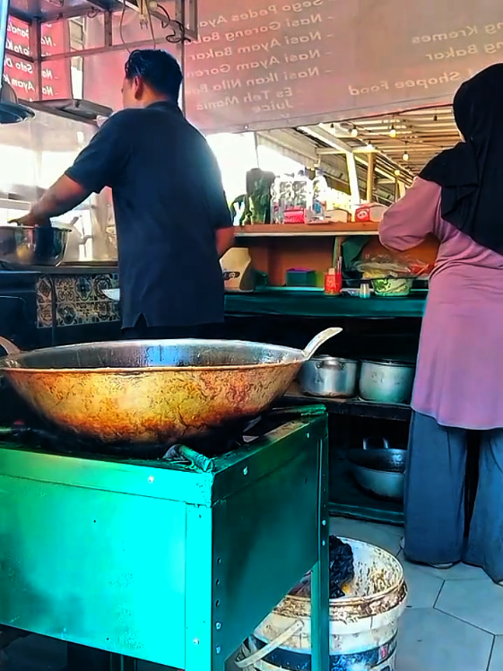 nasi kotak mulai 15 ribu, yok langsung ke nasi gandul pakde buaran duren sawit jakarta timur #masukberandafyp #berandatiktok #nasigandulpakde #nasigandul #CapCut 