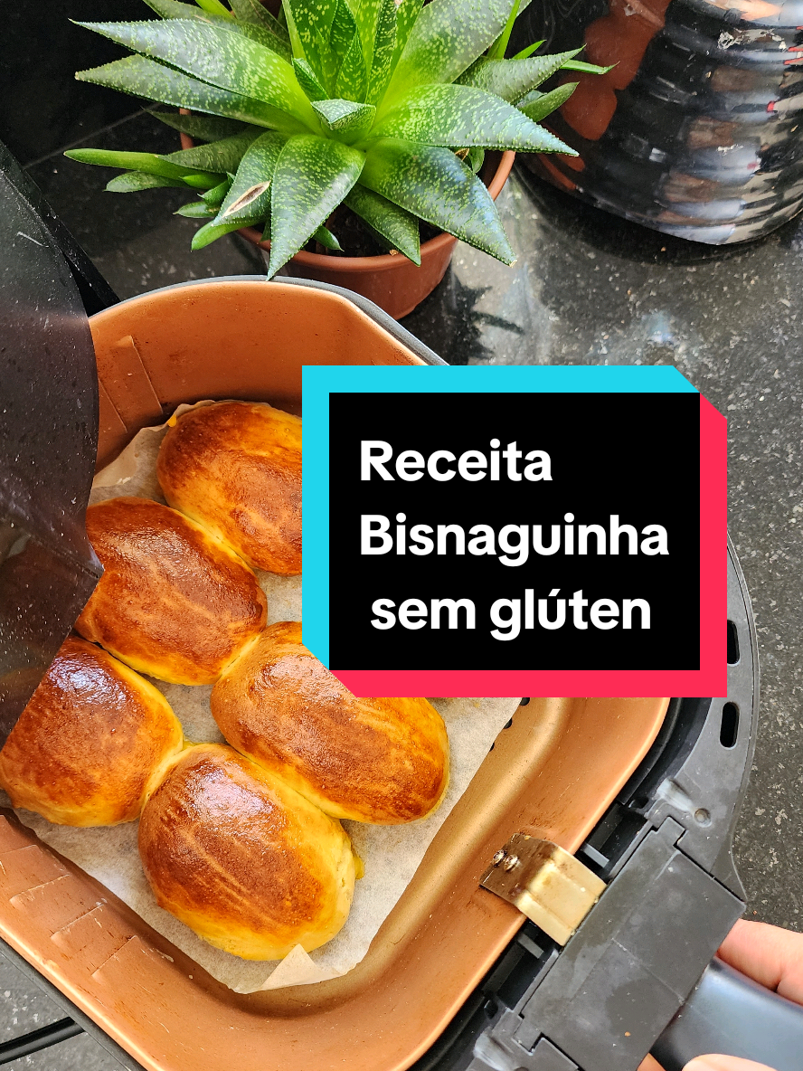 Pão sem glúten, fofinho e irresistível… sim, é possível! 😍 Essa bisnaguinha foi feita com meu mix de farinhas sem glúten, o que te ensinei no video passado. Esse mix deixa tudo leve, macio e saboroso. No meu curso online, você aprende do zero a fazer pães como esse, com acesso vitalício, suporte para dúvidas e receitas que funcionam de verdade. E o melhor: ainda pode transformar isso em renda extra 💛 🚨 Atenção: hoje é o último dia 30% de desconto no Curso de Pão Francês sem Glúten. Depois, o valor volta ao normal e não vai se repetir. Se gostou dessa receita, vai amar ainda mais as outras. Link para conhecer na bio. Receita  bisnaguinha sem glúten👇 160g mix de farinhas sem glúten  3g sal 5g fermento biológico seco  20g açúcar  40 ml água (aproximadamente) 2 ovos 15ml vinagre 30ml azeite de oliva Misture secos, junte os líquidos até obter uma massa lisa, homogênea e moldável. Deixe fermentar cerca de 1h.  Leve para assar na airfryer 160° por cerca de 15 a 20 minutos. #paosaudavel #paosemgluten #receitapaosemgluten