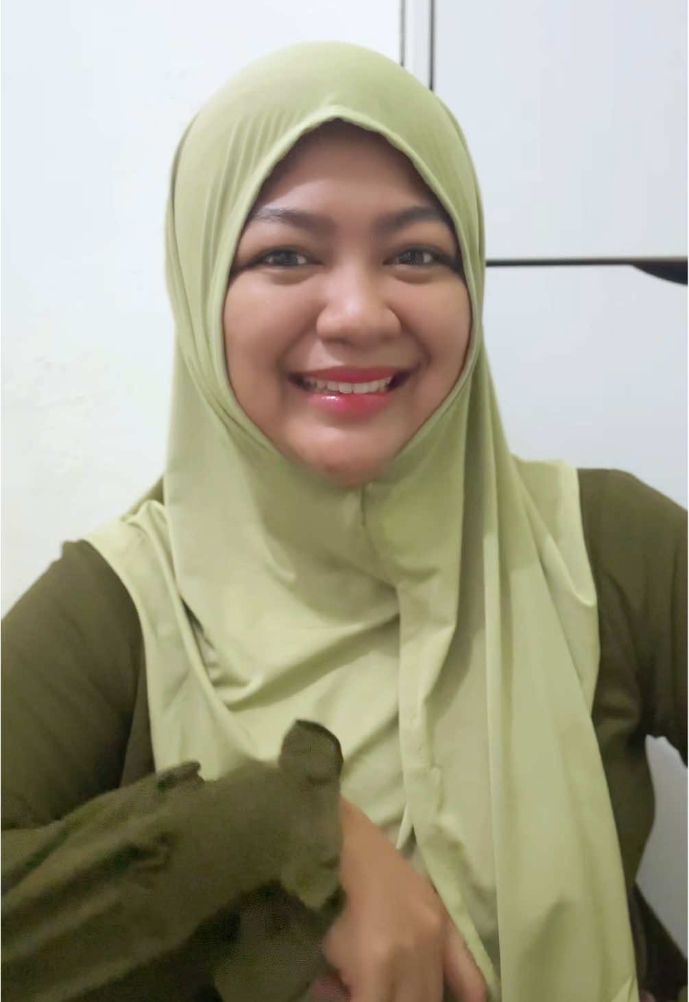 Ngerawat diri itu penting loh, bukan egois.  Yuk samaan, rawat diri mulai dari ujung rambut sampai dengan ujung kaki.. @Azalea Beauty  #NyamanMelangkah #AzaleaBeauty #AzaleaCantiknyaMuslimah 