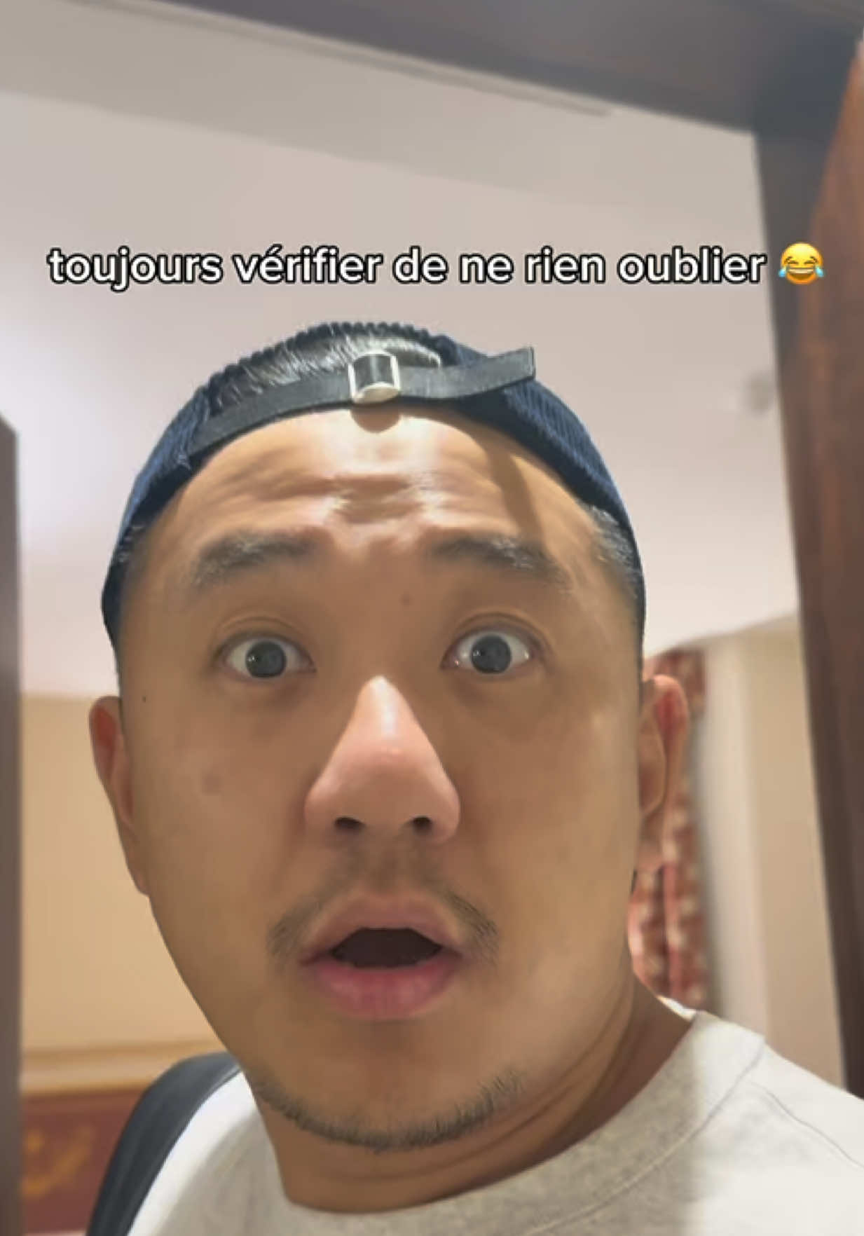 Je sais qu’on est beaucoup à faire ça 😂 Merci à @M6 pour l’invitation ☺️ #abregefrere #hotel #chambre #shampoing #voyage 