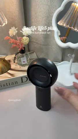 Ayaw mo ng maingay na turbo fan? Then this is the perfect match for you! Meet Jisulife Life 5 plus with 6000mah battery capacity 🖤 #jisulife #jisulifeminifan #jisulifelife5plus #handheldfan #portablefan @Jisulife-PH 