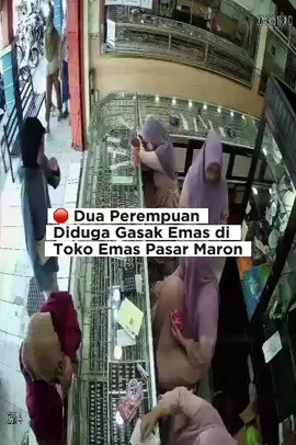 Gelang Emas Raib di Pasar Maron, Pemilik Toko Masih Tunggu Itikad Baik Probolinggo-Suasana Pasar Maron, Kabupaten Probolinggo, pada Selasa (16/9/2025) mendadak heboh setelah muncul dugaan pencurian perhiasan di salah satu toko emas. Peristiwa itu terjadi di Toko Kalimans, ketika dua perempuan yang berpura-pura menjadi pembeli diduga membawa kabur sebuah gelang emas. Keterangan yang diperoleh menyebutkan, pelaku yang sama-sama mengenakan jilbab-satu berkacamata dan satunya bertubuh agak berisi—meminta pegawai toko memperlihatkan tiga jenis perhiasan. Saat proses itu berlangsung, salah satu gelang emas seberat 15 gram dengan kadar 7 hilang tanpa disadari. Kapolsek Maron, AKP Arif, saat dikonfirmasi wartawan melalui pesan WhatsApp menegaskan belum ada laporan resmi terkait kasus tersebut. “Tidak ada laporan ke Polsek. Tadi anggota juga patroli ke pasar, tidak ada info,” ujarnya singkat. Meski demikian, pemilik toko mengaku masih menunggu itikad baik dari pihak terduga pelaku. Ia berharap perhiasan yang hilang dapat segera dikembalikan tanpa harus menempuh jalur hukum. Kasus ini menjadi peringatan bagi para pedagang pasar tradisional agar lebih waspada terhadap modus pencurian dengan berpura-pura sebagai pembeli. Warga juga berharap aparat dapat meningkatkan pengawasan dan patroli guna mencegah tindak kriminal serupa.