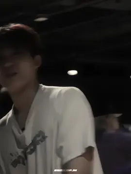 POV Jeongwoo part 2 Kamu menatap kosong seseorang yang terbaring lemah  dengan beberapa alat medis yang ada di tubuhnya. suasana diruang IGD itu begitu sunyi, hanya ada bunyi Elektrokardiogram yang membuat mu takut. kamu menggenggam tangan dengan infus yang menancap di punggung tangan itu. air mata tak berhenti mengalir sejak kamu melihat sosok yang selalu menatapmu hangat kini memejamkan matanya seolah tak ingin lagi menatapmu. 