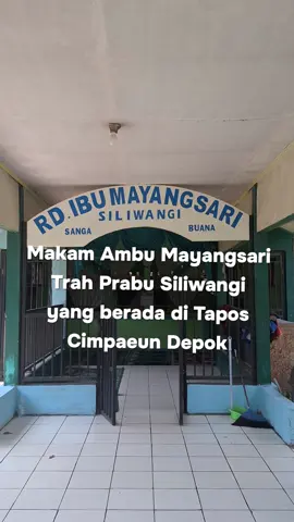 Makam Ambu Mayangsari, Istri Pangeran Purbaya Putra Sultan Ageng Tirtayasa Banten 1685, siapa yang tak kenal, Ambu Mayangsari merupakan istri dari Pangeran Purbaya yang merupakan putra Sultan Ageng Tirtayasa. Ambu Mayangsari juga masih masuk keturunan Prabu Siliwangi. Ambu Mayangsari ini ikut serta dalam peperangan antara Banten dan VOC.  Makam istri dari Pangeran Purbaya ini terletak di Kampung Cimpaeun Tapos Depok Jawa Barat, Pangeran Purbaya adalah putra Sultan Ageng Tirtayasa Banten yang berperang dengan anaknya sendiri Sultan Haji (Putra mahkota yang takut tahtanya dialihkan ke Pangeran Purbaya) yang berdiri dipihak VOC Belanda, Mbah Nyai Ambo Mayangsari masih keturunan dari Ki Kartaran atau Purwagalih atau Ki Jeprah keturunan Prabu Siliwangi yang bermakam di dalam kompleks Kebun Raya Bogor. Peranan Ambo Mayangsari dalam peperangan Banten dengan VOC sangat vital, sebab beliaulah yang mengatur logistik dan pengadaan dana pelarian, dua panglima lainnya adalah Mbah Riin (Arifin) Reksobuwono yang dimakamkan di atas rumah potong hewan Tapos dan Mbah Dalem Kuning Lie Suntek yang dimakamkan di tepi mata air Kali Sunter Cilangkap Tapos Depok Ambo Mayangsari adalah tokoh pejuang perempuan yang mampu menyadarkan arti kemerdekaan sehingga Letnan VOC Untung berbalik memusuhi tentara VOC yang ikut menangkap Pangeran Purbaya, bahkan Letnan VOC Kueffler mati ditusuk bayonet Letnan Untung karena menghinakan Pangeran Purbaya dan Ambo Mayangsari yang telah terikat. Letnan Untung akhirnya menuju Mataram Surakarta ke Jawa Timur karena mendapat mandat Pangeran Purbaya untuk mengawal istri Pangeran Purbaya yang lain yaitu Nyai Gusik Kusuma, putri dari adipati Nerangkusumo dari Mataram Surakarta. (Dikutip dari Blogger.com) #suduttapos #depok #jawabarat 