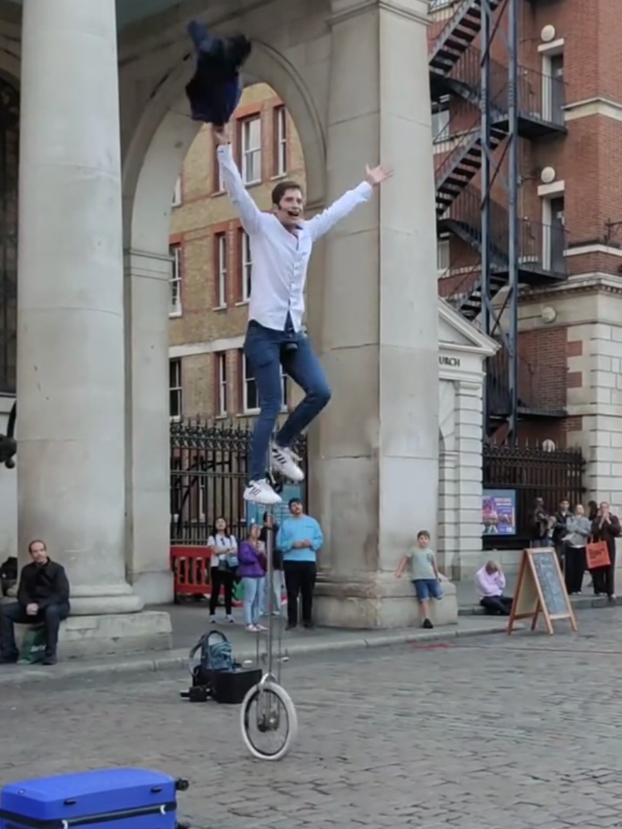 Street art in action: one juggler (from the Czech Republic, by the way), a few props, and lots of amused pedestrians #CoventGarden #StreetPerformance #Juggler #LondonVibes #StreetArt 