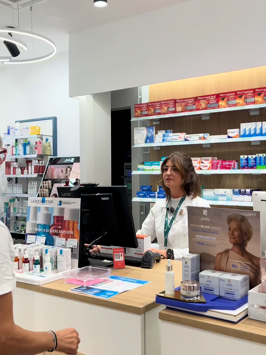 In questo periodo perdi molti capelli? Guarda il reel 😉 Ti aspettiamo a Piacenza, in Corso Vittorio Emanuele II, 64/66📍 #farmacia #salute #farmacisti #benessere #farmacialaneri