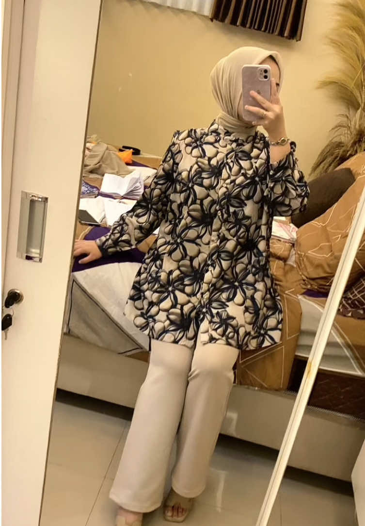 Suka banget sama baju atasan ini motif nya cantik banget 💕 #atasanwanita #atasanwanitakekinian #blouse #ootdhijab 