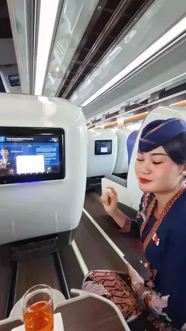 Pramugari Kereta Api Luxury Class🚆
