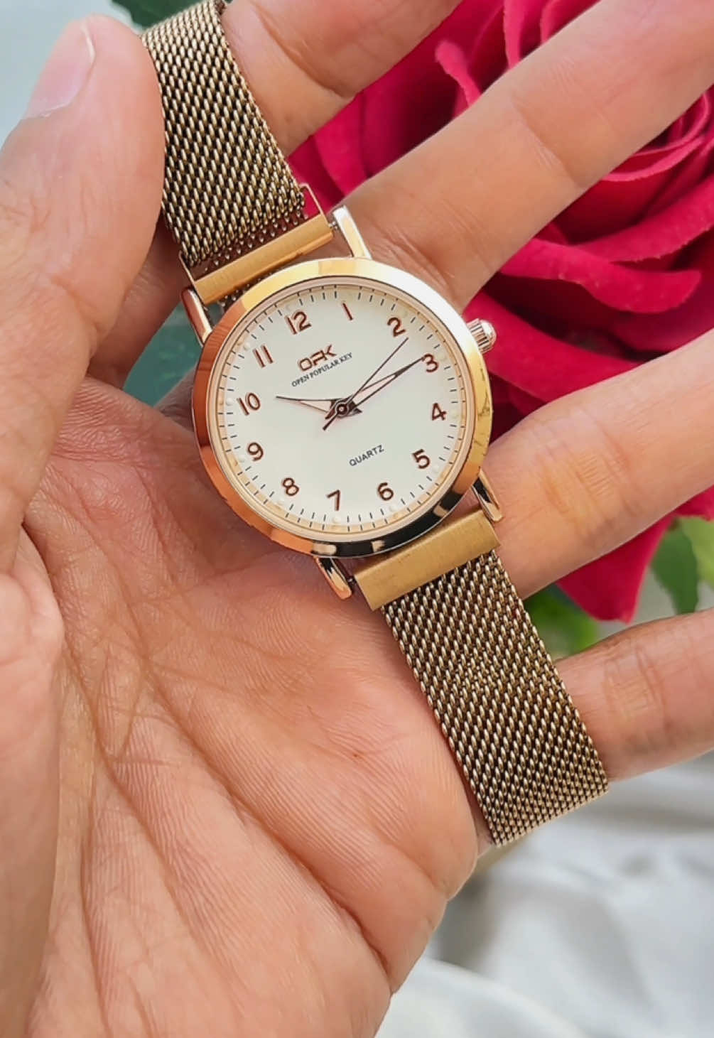 Jam tangan wanita cantik dengan strap magnet desain minimalis. #jamtangan #jamtanganoriginal #opk #jamtanganwanita #opkwatch 