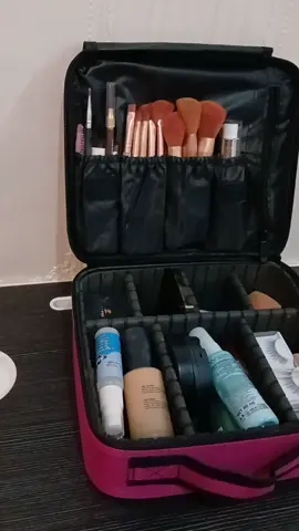 Gini kan rapi jadi lebih gampang dicari.kalian yg make up nya berantak mending co deh biar samaan kaya aku #pouchmakeup #tempatmakeup #tasmakeup #Tempat Make Up Mua Pemula 