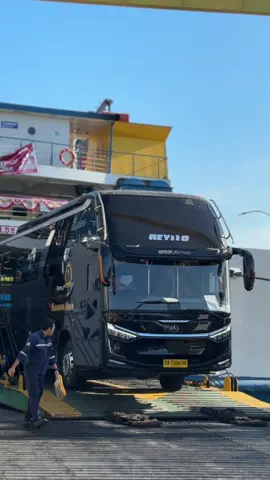 Vibes bus Gen Z nya berasa bgt😋 . New Surabaya Indah Sleeper bus || Bima - Mataram #newsurabayaindah #nusatenggarabarat #busmania #sumbawa #genz @officialsurabayaindah 