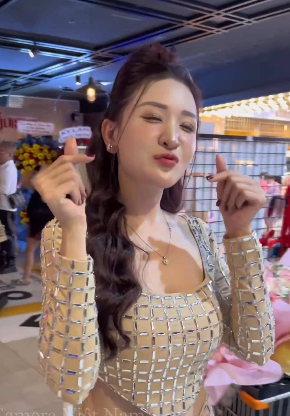 Cs Triệu Ái Vy Bà xã của ca sĩ Dương Ngọc Thái thật là xinh tại buổi họp báo Ngũ Hổ Tướng ra mắt MV Anh Em Trước Sau Như Một #DuongNgocThai #UngHoangPhuc #NguHoTuong #CasiKhanhPhuong #LamChanHuy ---------------    Camera Việt Nam chuyên quay sự kiện âm nhạc những hình ảnh tốt đẹp của các ca sĩ nghệ sĩ nỗi tiếng trong làng giải trí Showbiz ---------------   Chương trình ca nhạc vô cùng hấp dẫn của các ca sĩ nghệ sĩ nỗi tiếng trong và ngoài nước và cuộc sống đầy ý nghĩa xung quanh ta