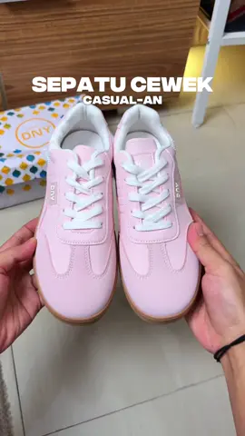 Sepatu wanita terbaru kekinian dari dny #sneakers #sepatuwanita #sepatuterbaru #sepatucewek 