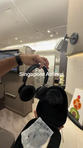 Can you keep those Airlines Headphones? The short answer: it depends. Most airlines expect you to leave them onboard, and clearly say so on the packaging. In some cases economy headsets are discarded, so you might be allowed to take those. Premium cabin headphones are different. Emirates First Class, for example, provides Bowers & Wilkins E1 sets, but there is no official policy that you can keep them. Still, it never hurts to ask the crew. Sometimes they do say yes depending on their policy. I’ve tried some of the best inflight headphones in the world, including Bose, Bang & Olufsen, and Bowers & Wilkins. They sound incredible, but unless you get the green light, the headphones stay on the plane. #SingaporeAirlines #EmiratesFirstClass #AirlineHeadphones #luxurytravel #businessclass 