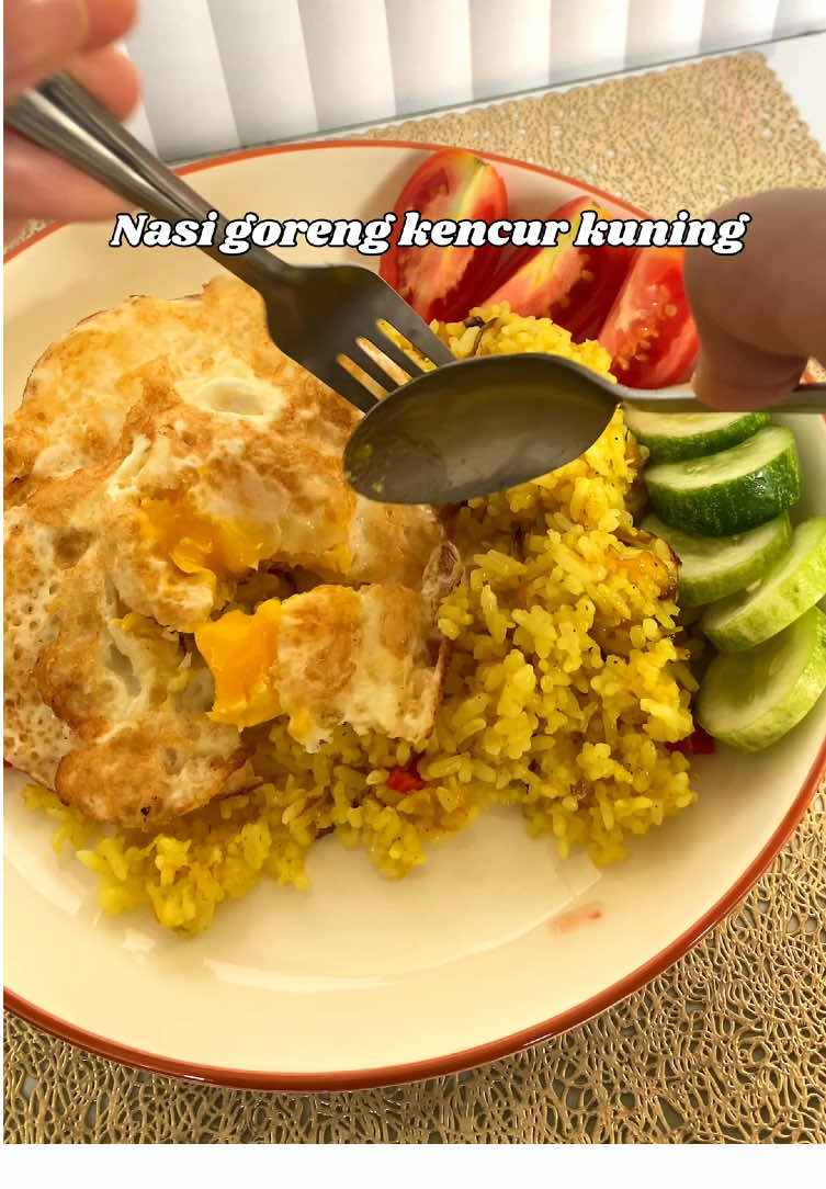 Kayanya dulu sering banget bikin nasi goreng kencur kuning kaya gini deh emang super sedep banget dan bikin nya gampang banget  Bumbu halus; Bawang merah Bawang putih  Kencur (aku pake agak banyak biar kerasa) Kunyit #creatorsearchinsights #nasigoreng #nasigorengkencur #fyp #resepsimple 