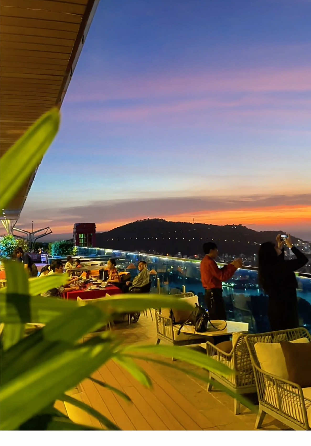 🌆 Oasky 36 – Rooftop view 360° thành phố & biển Vũng Tàu 🌊 Tọa lạc tại tầng thượng, Oasky 36 mang đến cho bạn tầm nhìn bao quát toàn cảnh: từ biển xanh trải dài, Tháp Tam Thắng sừng sững cho đến ánh đèn rực rỡ của thành phố về đêm. 👉 Không gian lý tưởng để thưởng thức ẩm thực, tổ chức tiệc, hay đơn giản chỉ để ngắm hoàng hôn và thả hồn vào vẻ đẹp thành phố biển. #Oasky36 #OaskyVungTau #VungTau #SkyView #ViewDepVungTau     @oasky36 