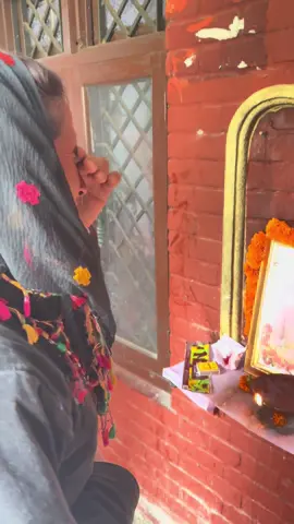 क्रियाकर्म गर्ने बाहिर राखिएको फोटो हेरेर पटक पटक भक्कानिएर भन्छन्, 