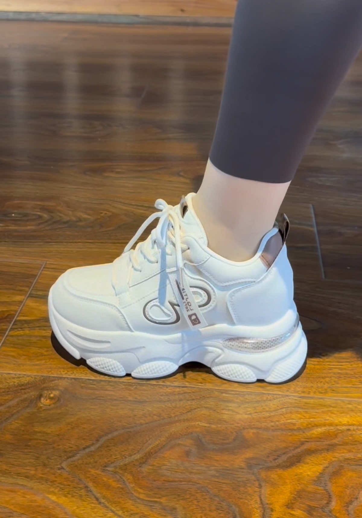 Giày thể thao đế cao kiểu dáng trẻ trung năng động 😻 #reviewgiay #reviewgiaydepgiare #giaysneaker #giaythethao #xh                