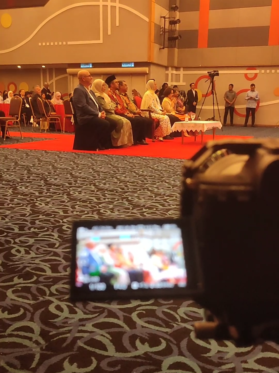 agak2 panik tak kalau jumpa dewan yang lampu mcm ni? 😂😂 pantang mundurrrr. #videographerkuantan #kuantanvideographer #cameratricks #sonyalpha #eventvideographer 