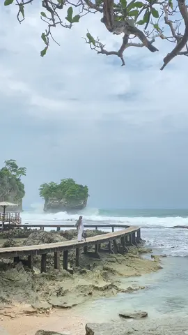 🌊 #sawarnabeach #karangbokorsawarna #ootdpantai #healing #dateideas 