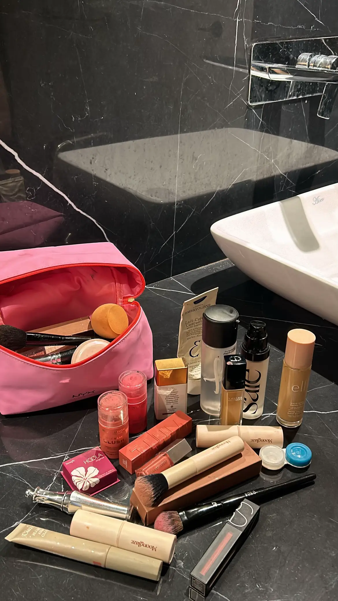 Random picture: makeup edition ❣️❣️.                                                                         #fyp #explore  #makeup #girlyaesthetic #girlygirl #grwmmakeup #creatorsearchinsights 