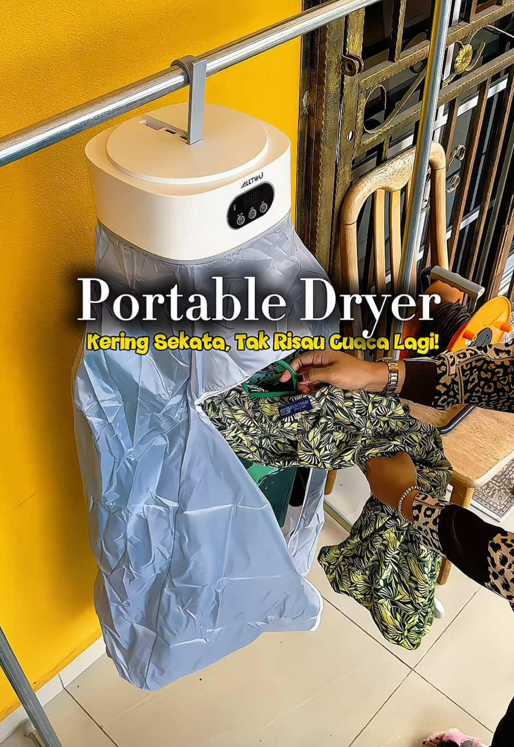 Baju tak kering sebab cuaca mendung? Jangan risau , dengan Portable Dryer 600W, pakaian kering sekata & bebas bau hapak. Compact, ringan & siap fungsi UV sterilizer lagi. Student, traveller atau untuk rumah – memang berbaloi! #portabledryer #dryerpakaian #bajucepatkering #pengeringbaju ##tiktokmademebuyit