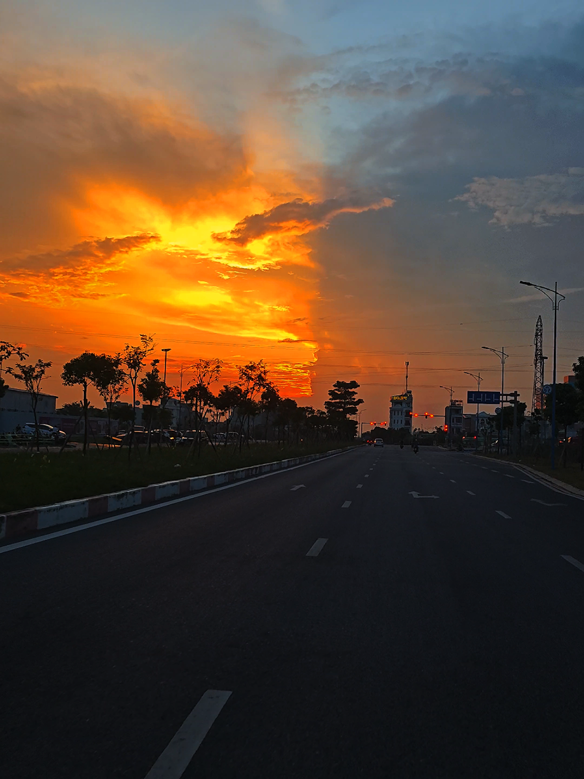 Nắng phai cuối chiều vội vàng lướt  qua Có hai người phải rời cách xa...@Lang Thang Hải Dương #trending #xuhuong #tamtrang #hoanghon #langthanghaiduong 