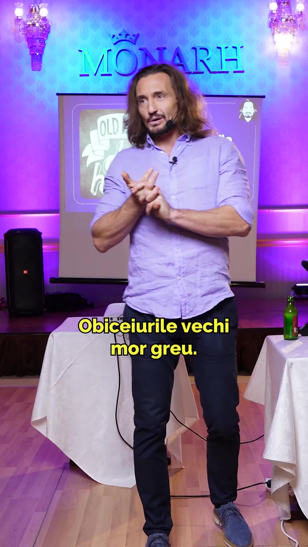 🧠 Obiceiurile vechi mor greu… și e perfect normal! Ceea ce numim „obiceiuri vechi” sunt, de fapt, autostrăzi neuronale deja formate – circuite mielinizate care transmit impulsurile rapid și fără efort. De aceea e atât de comod să rămâi în vechile tipare. Când începi ceva nou – fie că e post intermitent, sport, un instrument muzical sau o limbă străină – e ca și cum ai păși pe un drum de munte nebatătorit. La început e greu și consumi multă energie. Dar repetiția este mama învățăturii: cu fiecare pas, circuitele neuronale se îmbracă în teci de mielină (un strat protector de grăsime), iar impulsurile circulă tot mai ușor. Așa se nasc obiceiurile noi: din disconfort, perseverență și repetiție. 🔑 Mesajul cheie: Greul de început nu înseamnă că nu ești făcut pentru schimbare. Înseamnă doar că mintea ta își construiește un drum nou, pas cu pas. Care este obiceiul pe care vrei să-l transformi în autostradă neuronală luna aceasta? Dacă vrei să ne întâlnim față în față, am o veste pentru tine: în perioada 23 februarie - 06 iunie 2026 voi susține un turneu de conferințe și workshopuri în următoarele orașe: Botoșani, Bistrița, Baia Mare, Satu Mare, Oradea, Arad, Deva, Zalău, Târgu Mureș, Târgu Jiu, Râmnicu Vâlcea, București, Tulcea, Galați, Piatra Neamț, Iași, Miercurea Ciuc, Brașov, Pitești, Craiova, Drobeta Turnu Severin, Reșița, Timișoara, Alba Iulia, Cluj Napoca, Sibiu, Ploiești, Buzău, Călărași, Constanța, Brăila, Bacău și Suceava. Nu poți ajunge fizic la eveniment? Nicio problemă! Acum poți participa din confortul casei tale, direct pe Zoom. Bucură-te de aceleași informații valoroase, indiferent de locul în care te afli! Până pe 30.09.2025 biletele sunt la preț de EARLY BIRD cu reducere de 30%! Pentru detalii și înscrieri accesează: doctorcezar.ro/evenimente. . . . #DoctorCezar #DrCezar #ObiceiuriVechi #ObiceiuriNoi #Tipare #Sanatate #Turneu #Preventie #StilDeViata #IatiSanatateaInPropriileMaini #foryou #fyp