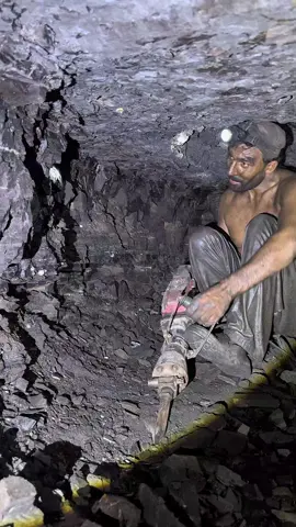 Underground mining in deep mine caves #minecave #blackdiamond #gemstonemining #blackdiamond #Minecraft #diamondmining #digging #hiddentreasure 
