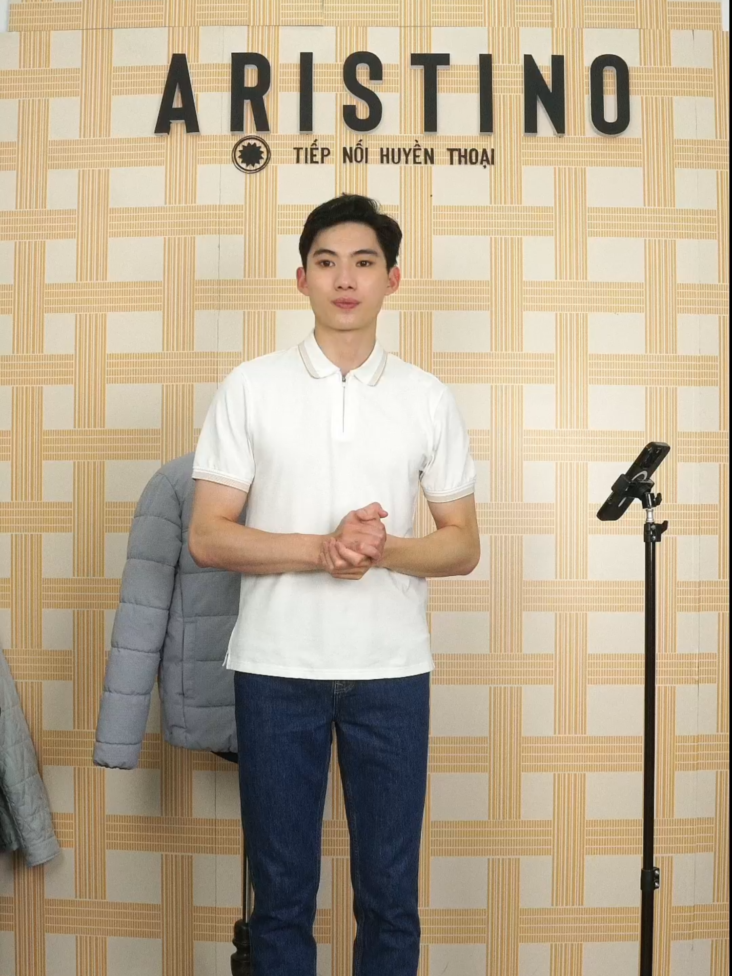 POLO ARISTINO - Chiếc polo Organic Cotton thấm hút vượt trội và thân thiện với làn da. 4 tồng màu trung tính, thiết kế khóa kéo thya phần cúc gài kèm đường line quanh cổ áo tạo điểm nhấn. #aristino #aristinoonline #tiepnoihuyenthoai #huyenthoaitre #huyenthoaidanlat #aopolo